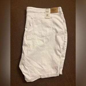 NEW LEVI STRAUSS MID RISE STRETCH SIGNATURE BERMUDA WHITE JEAN SHORTS 28 W39